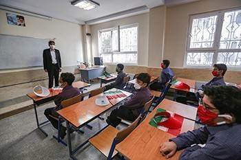 مدارس إيران تفتح أبوابها أمام 15 مليون طالب بعد إغلاق استمر 7 أشهر