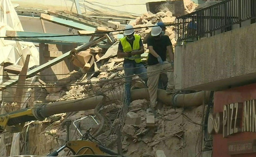 بالفيديو.. عمال إنقاذ يواصلون البحث عن ناج محتمل تحت مبنى دمره انفجار بيروت