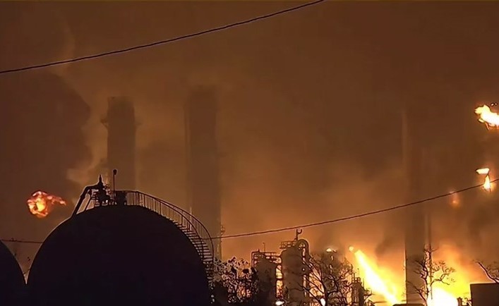 فيديو.. انفجار هائل في مصنع بلندن