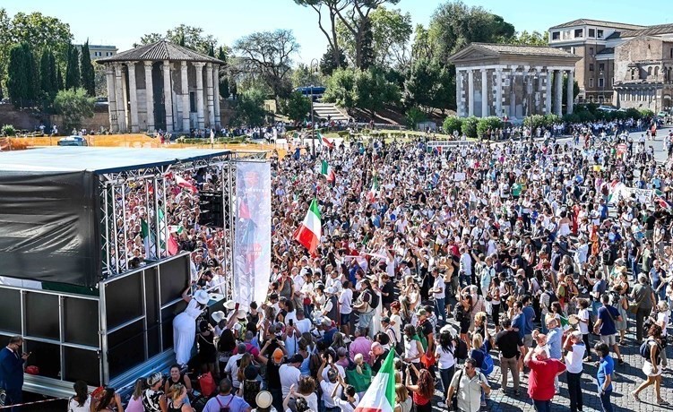 متظاهرون من لا كمامات وحركة معارضي 5 جي يحتجون ضد سياسة الحكومة الصحية في روما	(ا.ف.پ)