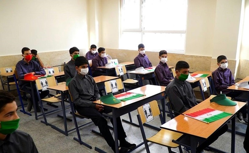 بالفيديو.. تلامذة يعودون الى المدارس في إيران وسط مخاوف من كوفيد-19