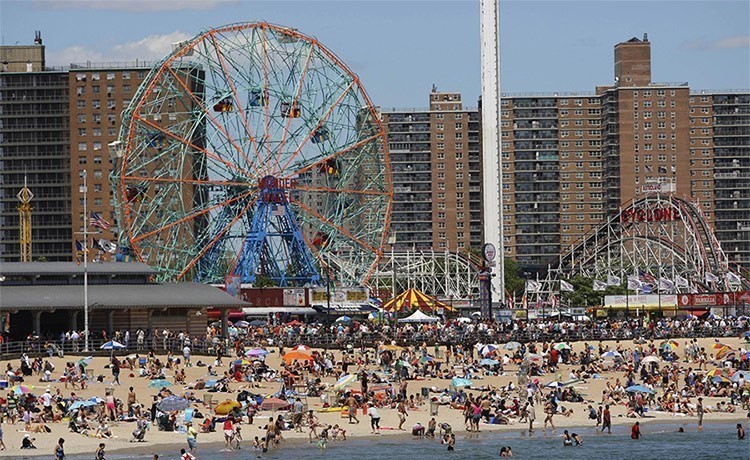 أشهر شاطئ شعبي في نيويورك بلا زوار لأول مرة منذ 150 عاما