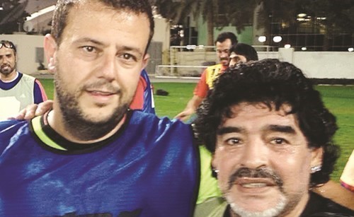 جيرار حبيبيان مع مارادونا حين كان مدربا للوصل الإماراتي