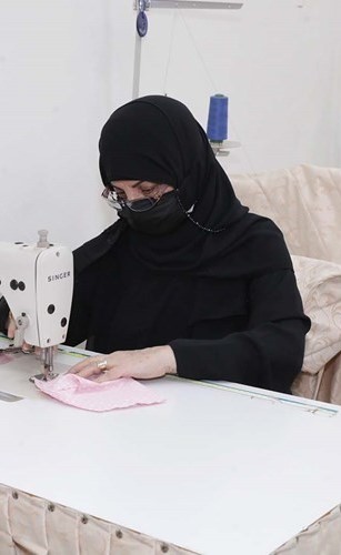 المدربة عزيزة محمد في ورشة الخياطة