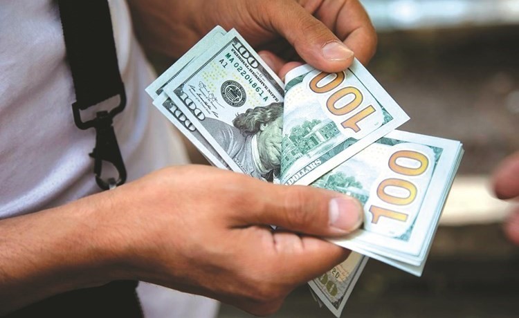 «الوطني»: ضعف العملات الرئيسية يدفع الدولار للانتعاش