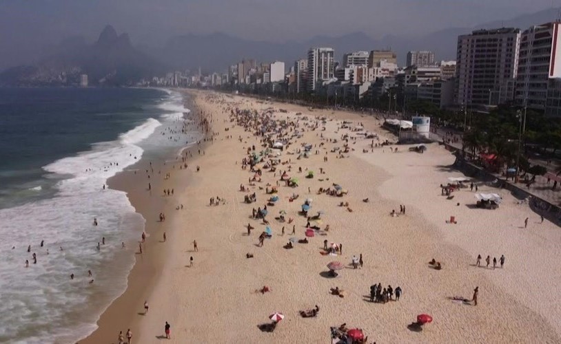 بالفيديو.. الآلاف احتشدوا على شاطئ ريو دي جانيرو مع تخفيف البرازيل اجراءات العزل