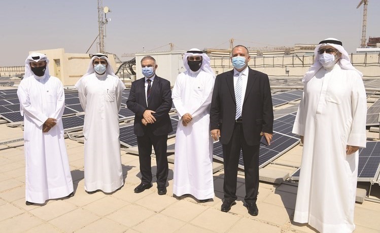 عبدالكريم تقي وناصر الدوسري وأنس ميرزا في لقطة جماعية من أمام مشروع الطاقة الشمسية(أحمد علي)