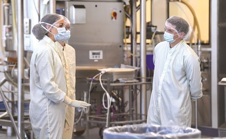 علماء استراليون يعملون في مختبر شركة سي.اس.ال لإنتاج لقاح يتوقع أن يكون جاهزا مطلع عام 2021(رويترز)