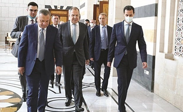 الأسد مستقبلا يوري بوريسوف نائب رئيس الوزراء وسيرغي لاڤروڤ وزير الخارجية(سانا)