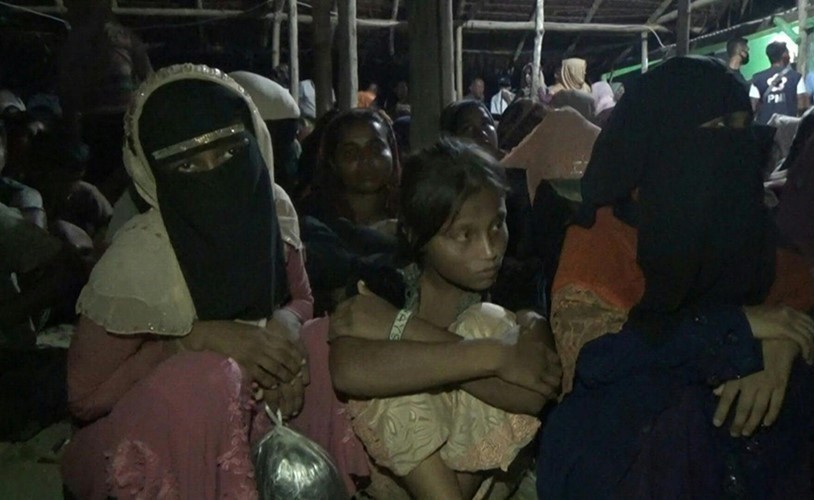 بالفيديو.. نحو 300 مهاجر من الروهينغا يصلون الى أندونيسيا بعد "سبعة أشهر في البحر"