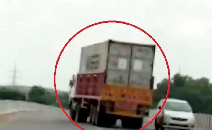 فيديو خطير.. ابتعد عن الشاحنات على الطريق