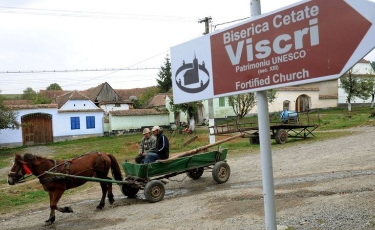 قرية رومانية يحولها بيت للأمير تشارلز إلى وجهة سياحية