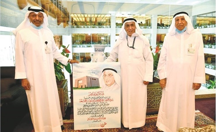 عبد اللطيف الحمد مكرما بلوحة تذكارية من عبدالله الصبيح