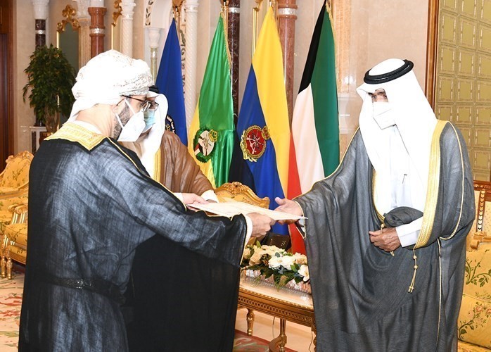 سمو نائب الأمير وولي العهد يتسلم أوراق اعتماد السفير العماني