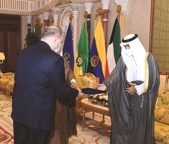 سمو نائب الأمير وولي العهد يتسلم أوراق اعتماد السفير العراقي