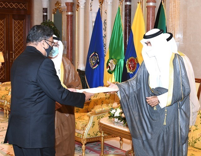 سمو نائب الأمير يتسلم أوراق اعتماد السفير الهندي