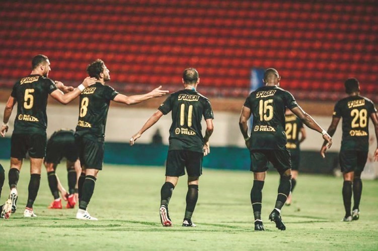 الأهلي يفلت من كمين «الحرس»