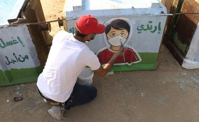 بالفيديو.. لوحات تدعو للوقاية من كورونا تزين حاويات القمامة في غزة