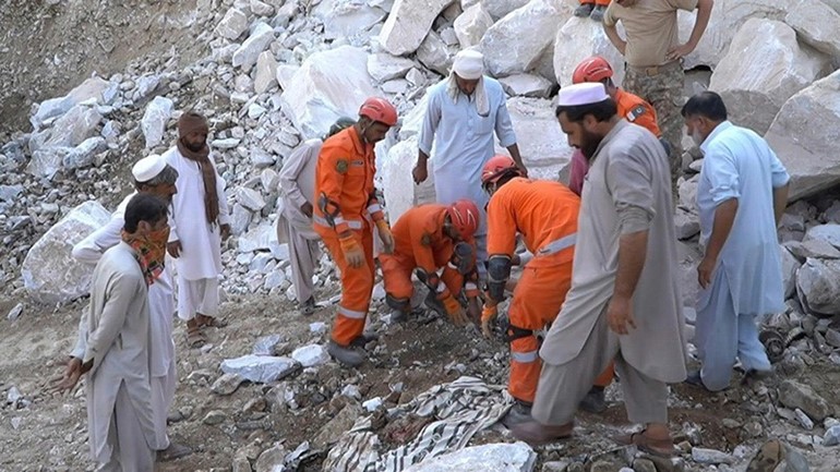 بالفيديو.. 22 قتيلا إثر انهيار صخري في منجم في شمال غرب باكستان