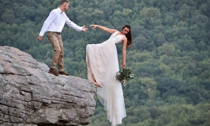 شاهد.. زفاف على حافة الهاوية في "اركنساس".. هل هذه صورة حقيقية؟