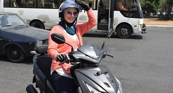 بالفيديو.. شابة لبنانية تحول دراجتها النارية إلى "تاكسي" لنقل النساء!