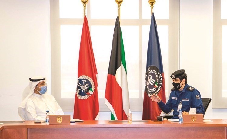 اللواء خالد عبدالله فهد ومحمد العدواني في حديث جانبي بشأن التنسيق الثنائي