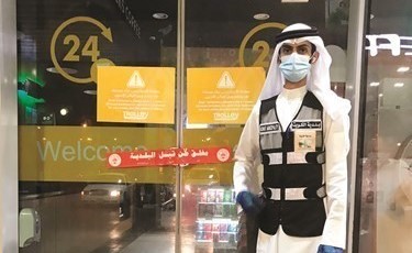 إغلاق أحد المحلات المخالفة في الأحمدي