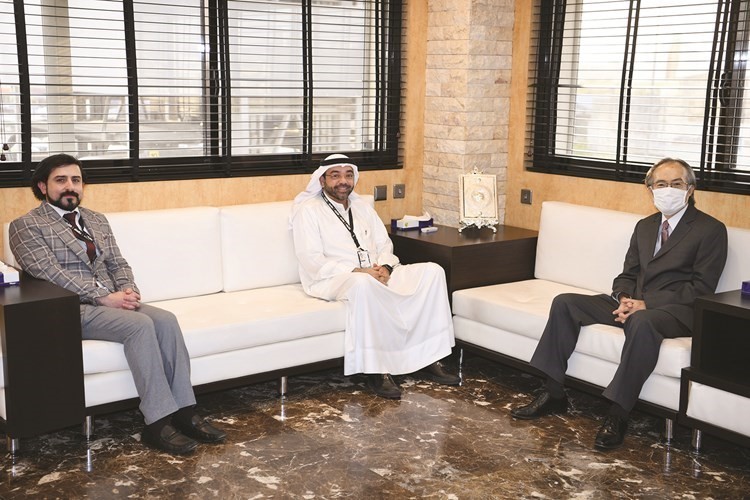 رئيس التحرير الزميل يوسف خالد المرزوق مستقبلا السفير الياباني ماساتو تاكاأوكا بحضور مدير التحرير محمد بسام الحسيني