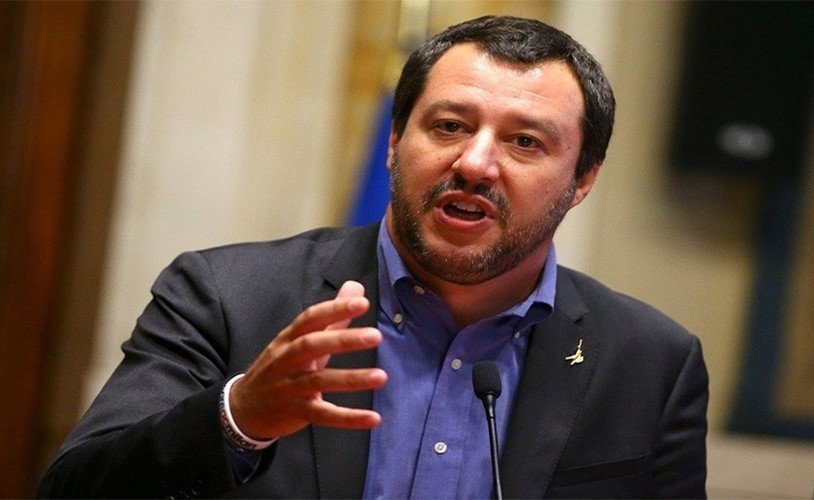بالفيديو.. امرأة تمزق قميص وزير الداخلية الإيطالي السابق