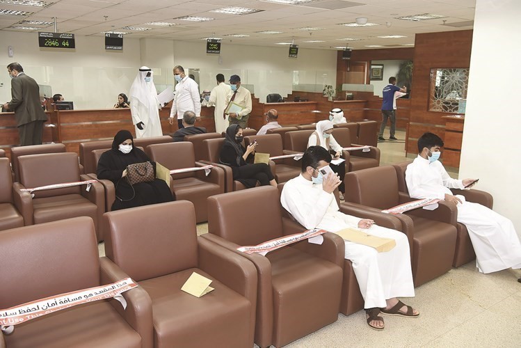 تطبيق التباعد الاجتماعي في صالة المراجعين