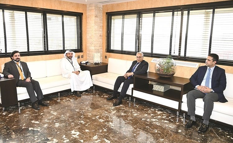 رئيس التحرير الزميل يوسف خالد المرزوق مستقبلا السفير الباكستاني سيد سجاد حيدر يرافقه المستشار بالسفارة تنوير أحمد بحضور مدير التحرير الزميل محمد بسام الحسيني 		(هاني الشمري)