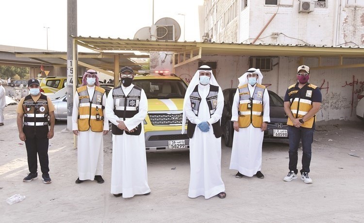 زيد العنزي واحمد الشمري وأعضاء الفريق خلال الحملة