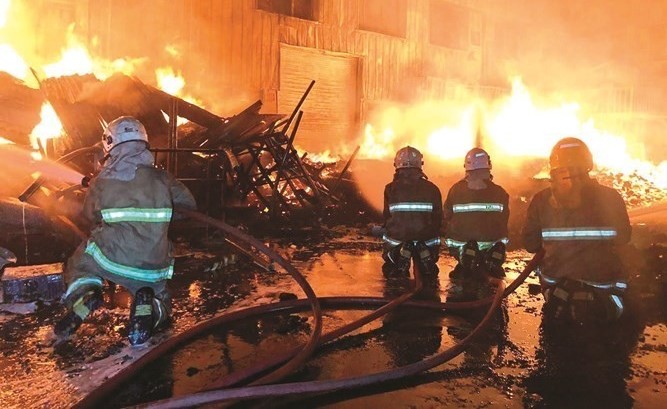 رجال الاطفاء خلال تعاملهم مع السنة اللهب