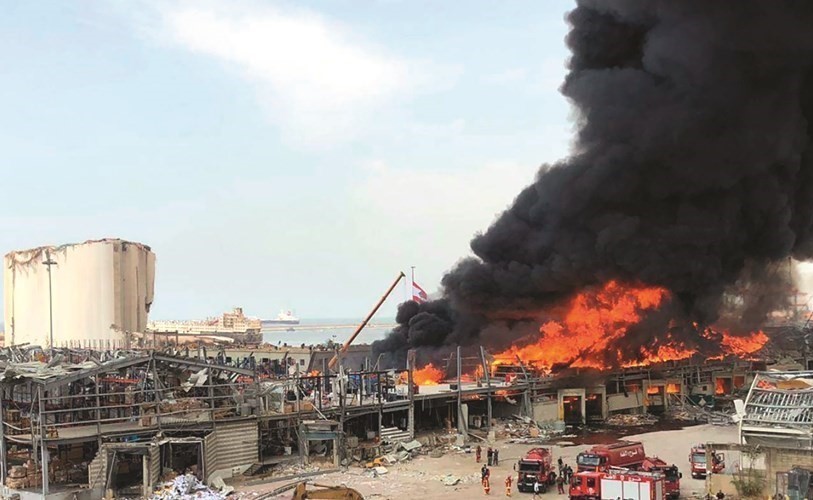 حريق في مستودع للاطارات بالمنطقة الحرة بمرفأ بيروت 															(محمود الطويل)
