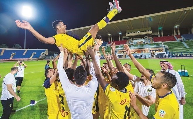 احتفال لاعبي التعاون بالفوز والبقاء ضمن دوري الاضواء