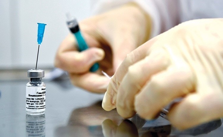 ممرضة تستعد لتلقيح متطوع بلقاح ڤيروس كورونا الجديد الروسي (أ.ف.پ)