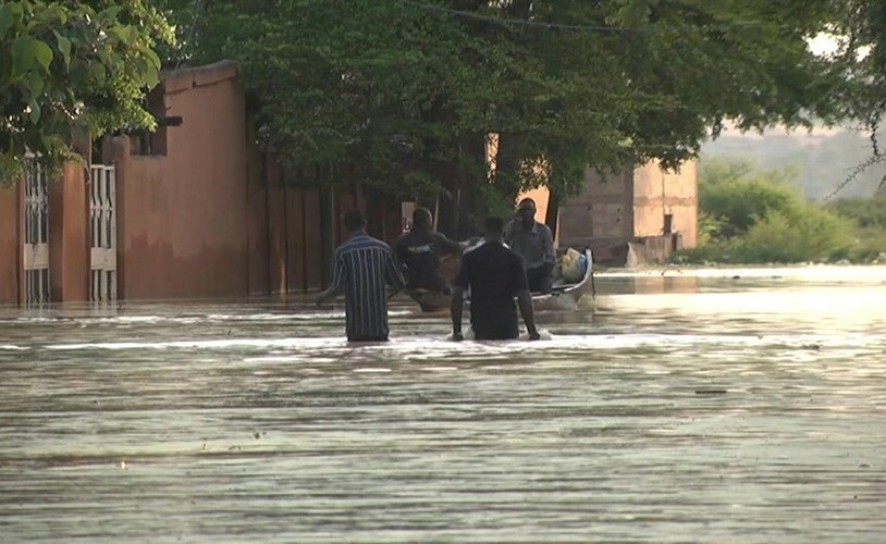 بالفيديو.. فيضانات النيجر تخلّف 65 قتيلاً وحوالى 330 ألف منكوب