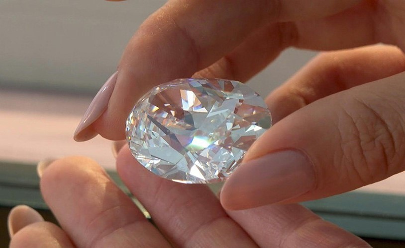 بالفيديو.. مزاد على ماسة بيضاء بعيار 102 قيراط في هونغ كونغ