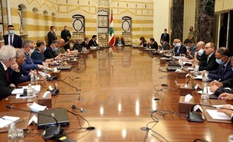 الرئيس العماد ميشال عون خلال ترؤسه اجتماعا حضره قائد الجيش العماد جوزف عون والضباط المعنيون بالاشغال في مرفأ بيروت وإدارة المساعدات (محمود الطويل)