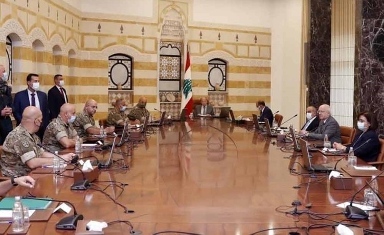 الرئيس العماد ميشال عون خلال ترؤسه اجتماعا حضره قائد الجيش العماد جوزف عون والضباط المعنيون بالاشغال في مرفأ بيروت وإدارة المساعدات (محمود الطويل)