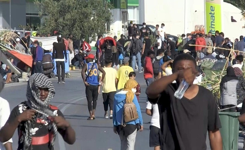 بالفيديو.. المهاجرون في ليسبوس ما زالوا بلا مأوى بعد حريق مدمّر في أكبر مخيم للاجئين
