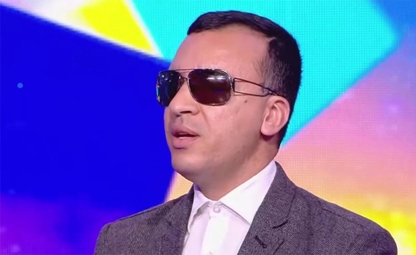 بالفيديو.. شاهد وزير الثقافة التونسي الكفيف يعزف ويغني