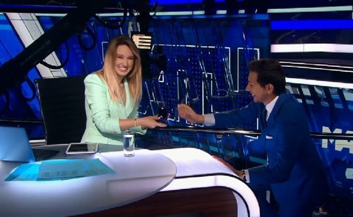 بالفيديو.. مذيع رياضي يفاجئ زميلته بعرض زواج اثناء البث المباشر