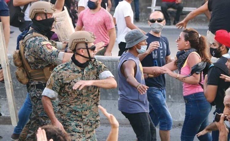 اشتباكات بين المتظاهرين ضد رئيس الجمهورية وقوات الجيش على طريق بعبدا (محمود الطويل)