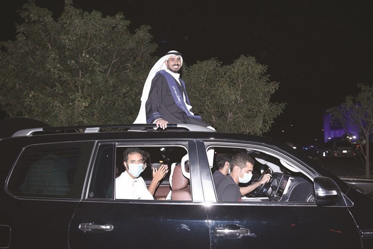 فرحة الأهل والأصدقاء