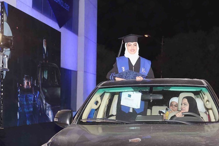 خريجة تحتفل بالنجاح