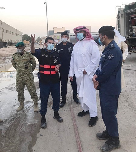 الشيخ طلال الخالد يستمع لشرح من الفريق خالد المكراد