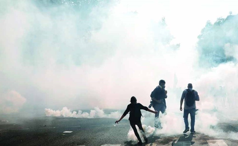 الشرطة الفرنسية تطلق الغاز المسيل للدموع على متظاهري حركة السترات الصفراء (أ.ف.پ)