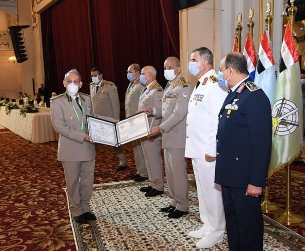 مصر: وزير الدفاع يُكرِّم قادة القوات المسلحة المحالين للتقاعد وسيدة القطار والمجند