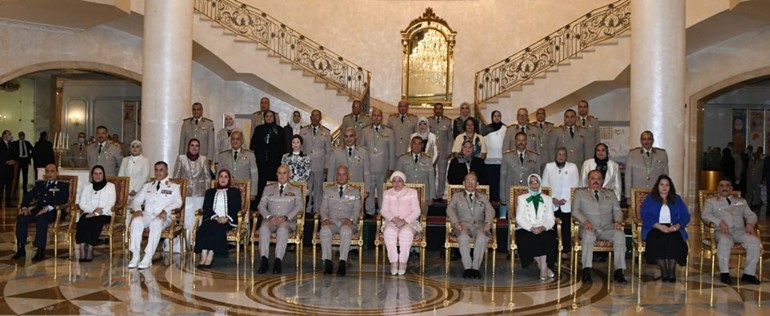 مصر: وزير الدفاع يُكرِّم قادة القوات المسلحة المحالين للتقاعد وسيدة القطار والمجند